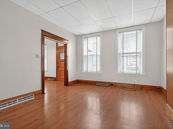 4th image of 527 W Church St