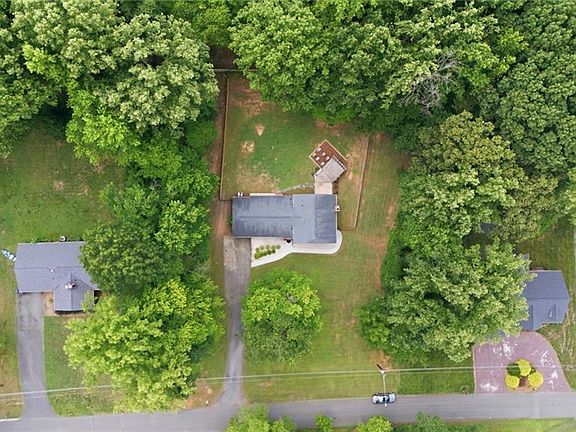 3rd image of 608 Alpine Rd