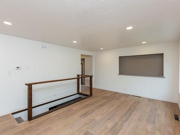 5th image of 309 W Highland Dr