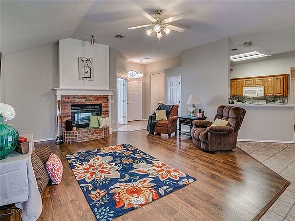 4th image of 529 SW 154th Ct