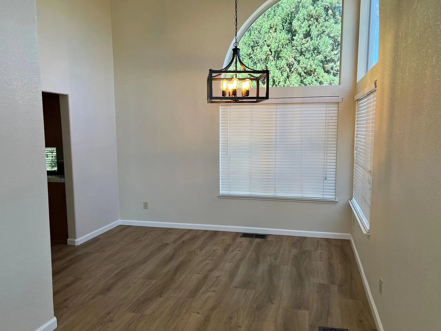 4 bed, 2115 sqft, $3,475 — Photo 4