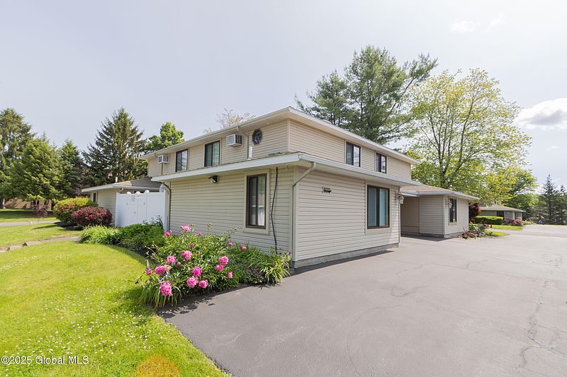 2nd image of 51 Yorkshire Drive