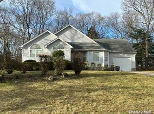 8 Rainbow Ct, Middle Island, NY 11953