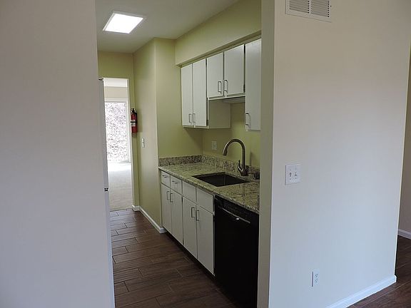 4th image of 554 Foxboro Sq