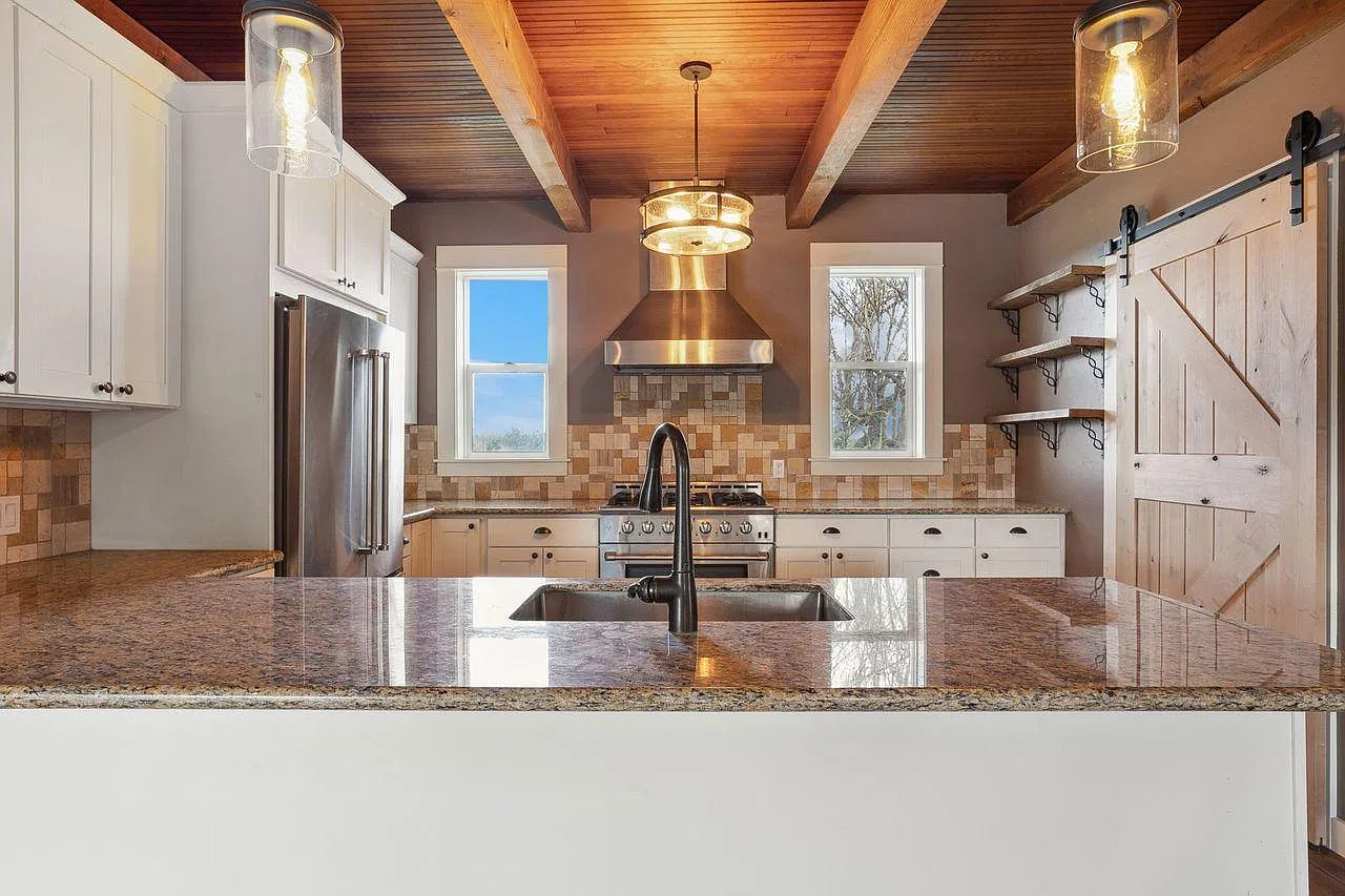 3 bed, 1.5 bath, 2064 sqft, $3,950 — Photo 3