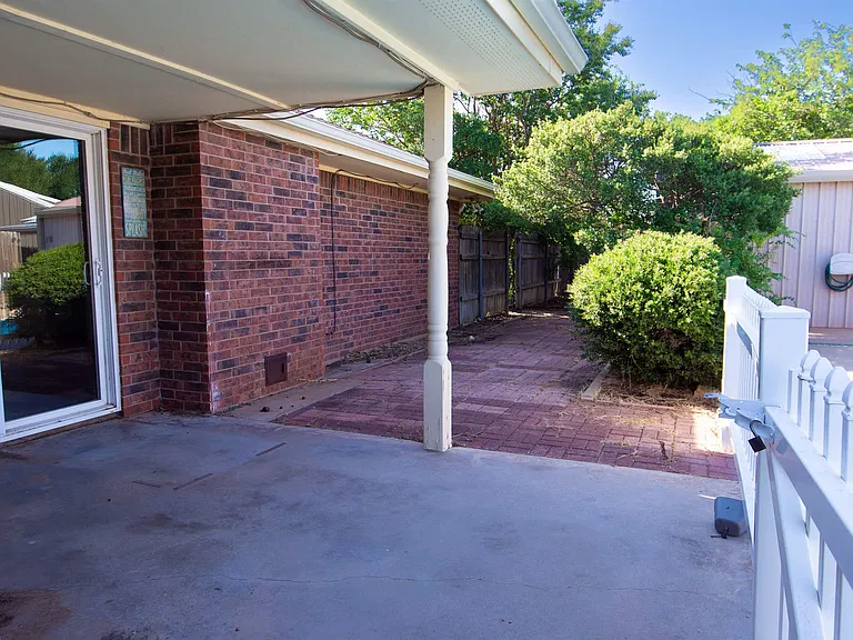 2811 Cromwell Ave — Photo 22