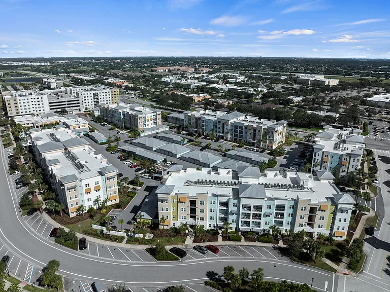 Centre Pointe Apartments — Photo 63