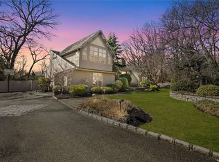 1 Alpine Ct, Smithtown, NY 11787