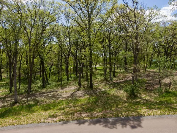 8 Cherrywood Cir, North Oaks, MN 55127