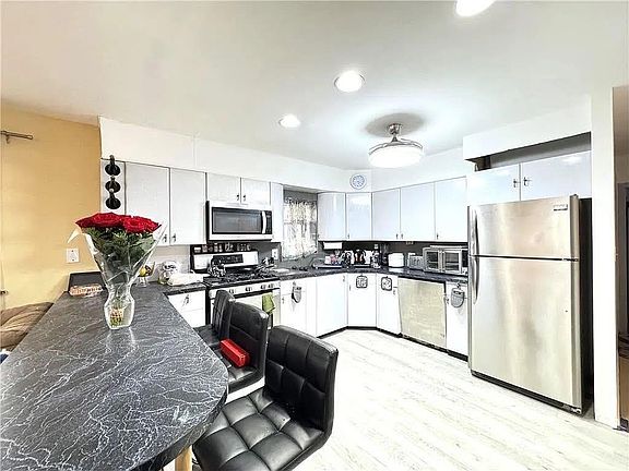 4th image of 3724 Laurel Ave