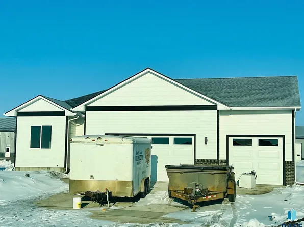 122 Atlantic Cir, Harrisburg, SD 57032