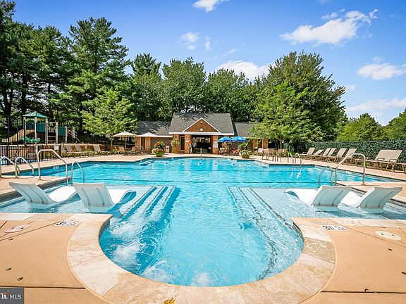 5th image of 102 River Oaks Cir