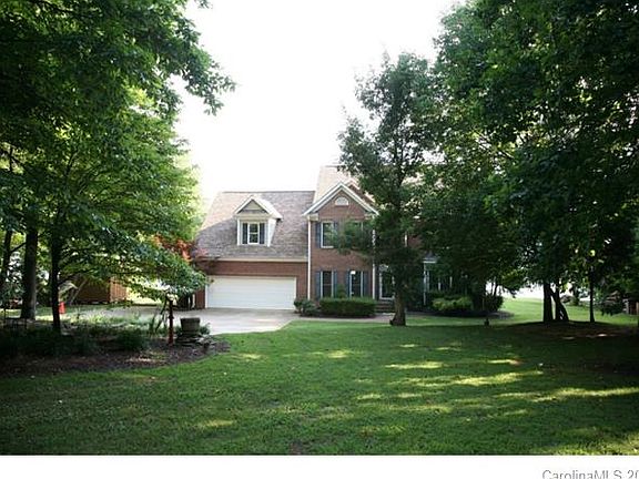3rd image of 215 Hideaway Ln