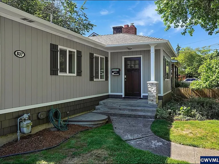 837 NW 10th St — Photo 3