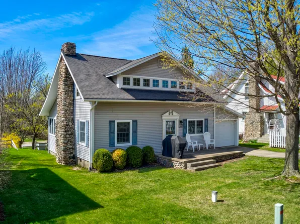 205 2nd St, Leland, MI 49654