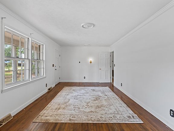 5th image of 302 W Raft St.