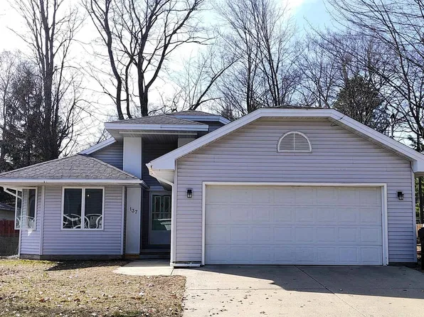137 Winona Pl, Cadillac, MI 49601