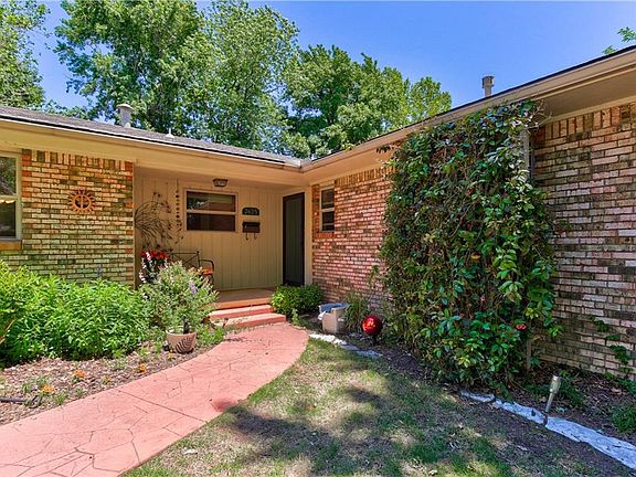 3rd image of 2625 Chateau Dr