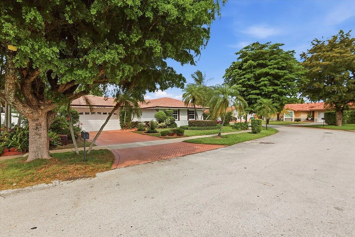 3 bed, 2.0 bath, 2221 sqft, $3,950 — Photo 2