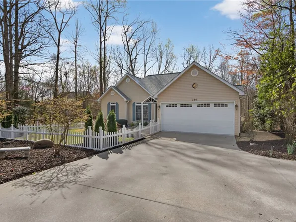390 Lake Place Dr, Lavonia, GA 30553