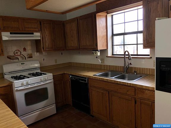 3rd image of 4 Amber Dr