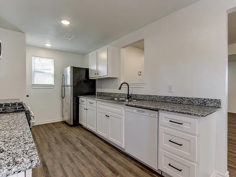 2115 N Billen Ave — Photo 2