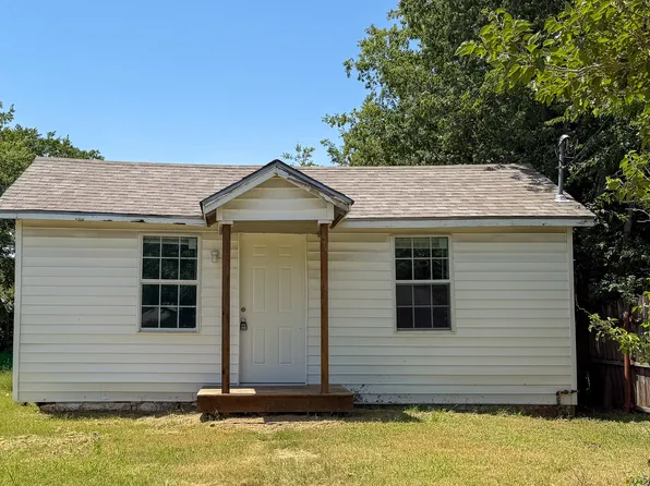 1104 N Mill St, Bowie, TX 76230
