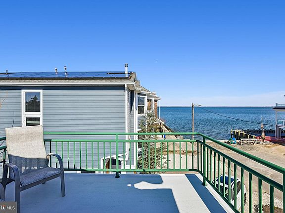 3rd image of 42 W Cape Cod Ln