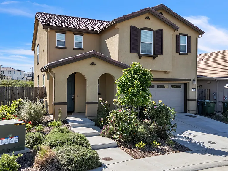 4562 Butterfly Ridge Dr — Photo 3