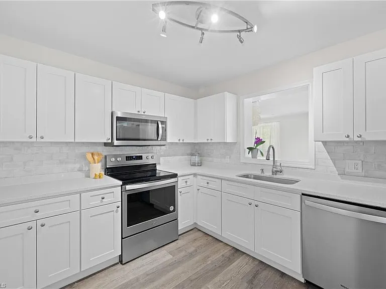1051 Cypress Woods Dr — Photo 8