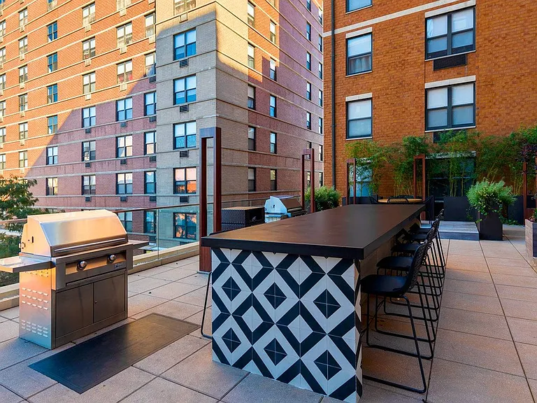 Outdoor gas grilling station