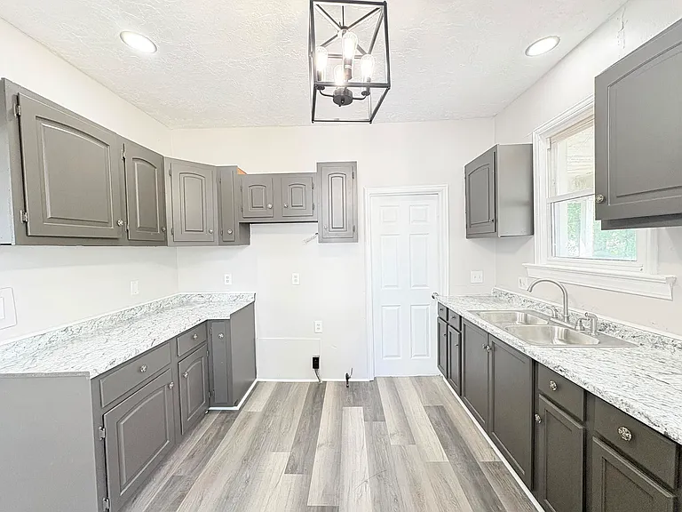2552 Foraker Ave — Photo 9