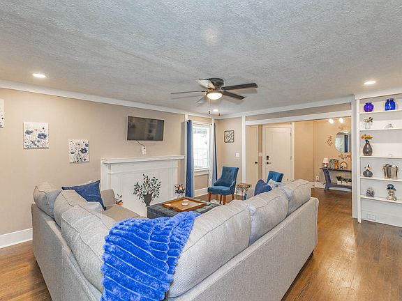 Relax and unwind after a hectic day by watching any of your streaming accounts on the wall mounted Smart TV with remote.