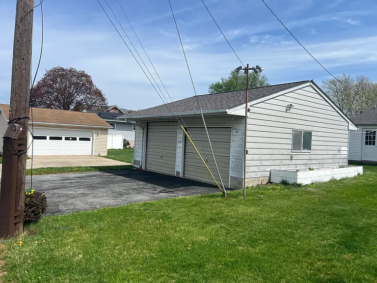 1716 S Albert St — Photo 15