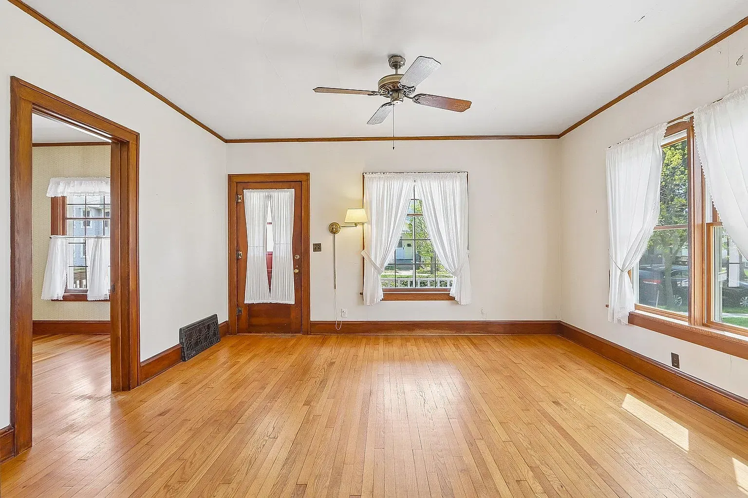4 bed, 2000 sqft, $2,575 — Photo 3
