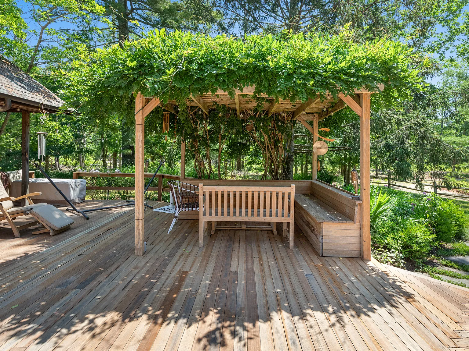 5 Bd's Oasis Snuggled Between Eh & Sag Harbor! — Photo 3