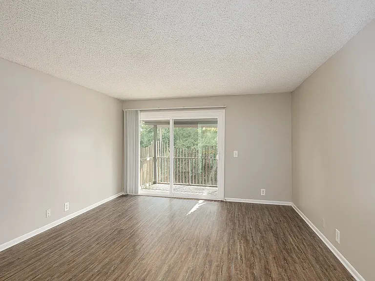 Hartford House Apartments — Photo 10