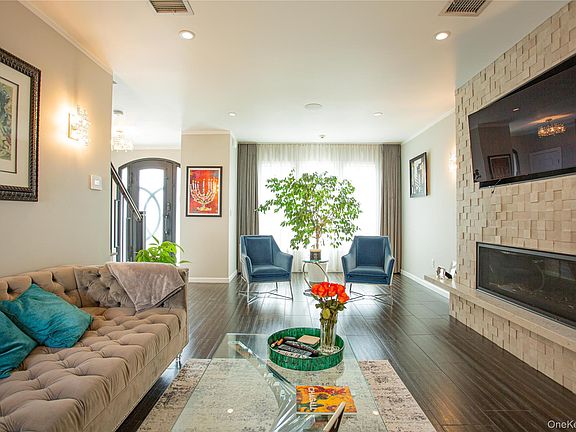 5th image of 165 W Walnut Street