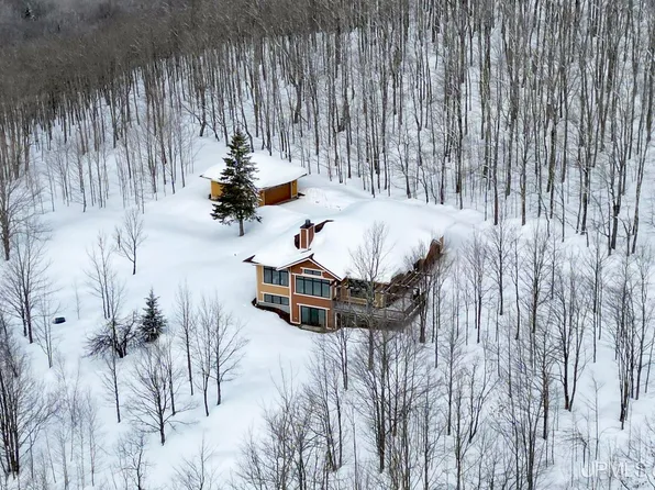 2813 E Pierce St, Wakefield, MI 49968