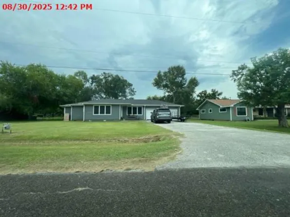 704 Light St, Anahuac, TX 77514