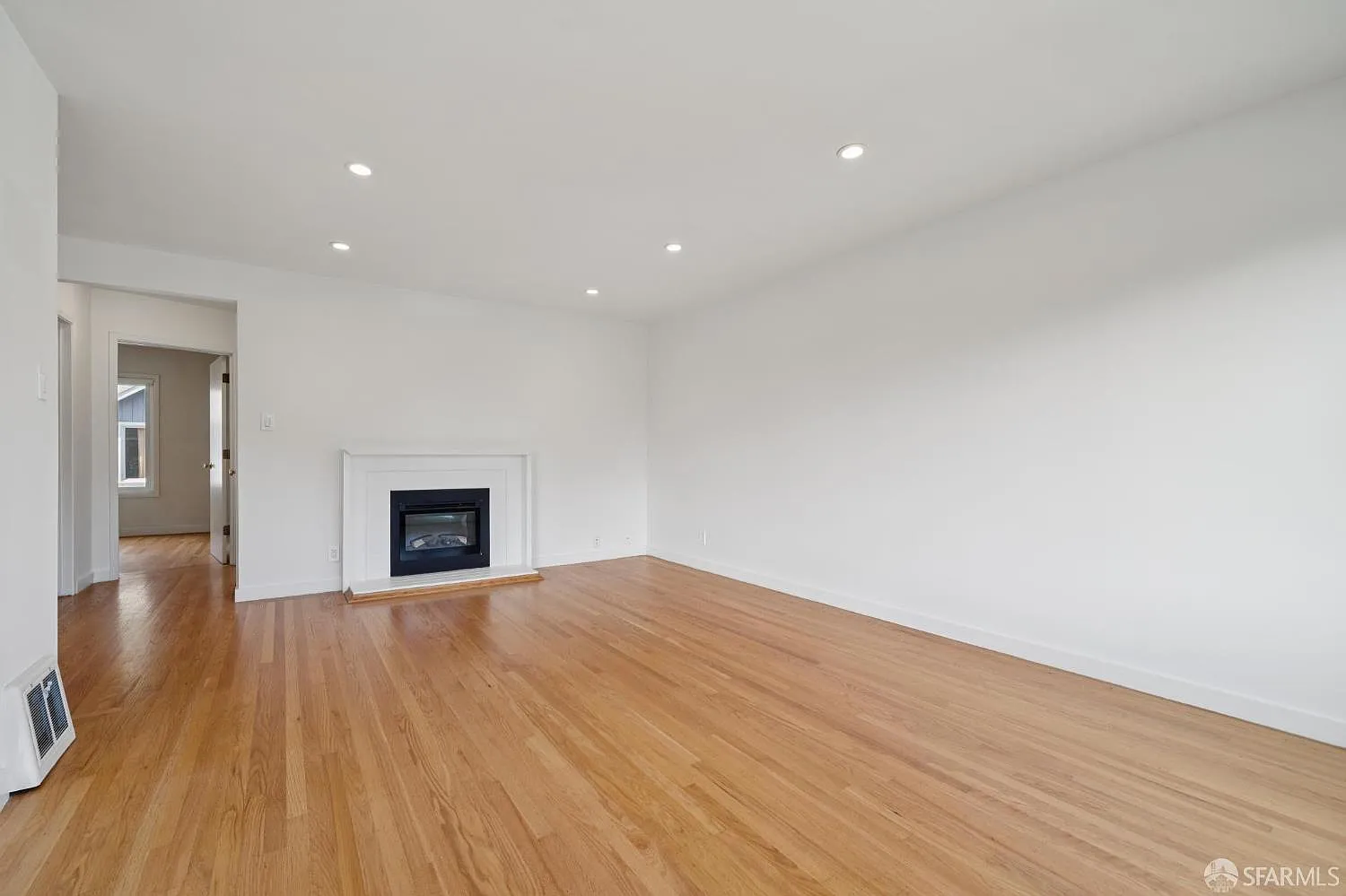 3 bed, 2.0 bath, 1308 sqft, $8,900 — Photo 4