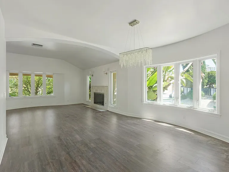 22100 Tiara St — Photo 11