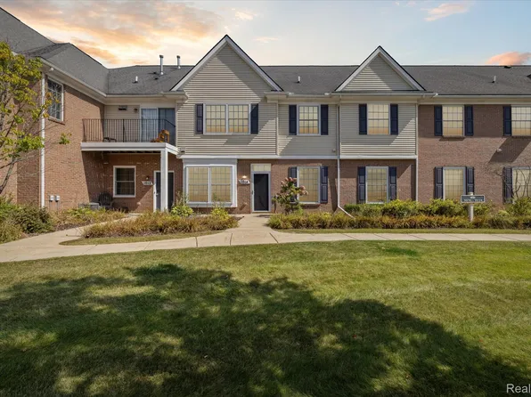 1014 Shiawassee Cir, Howell, MI 48843