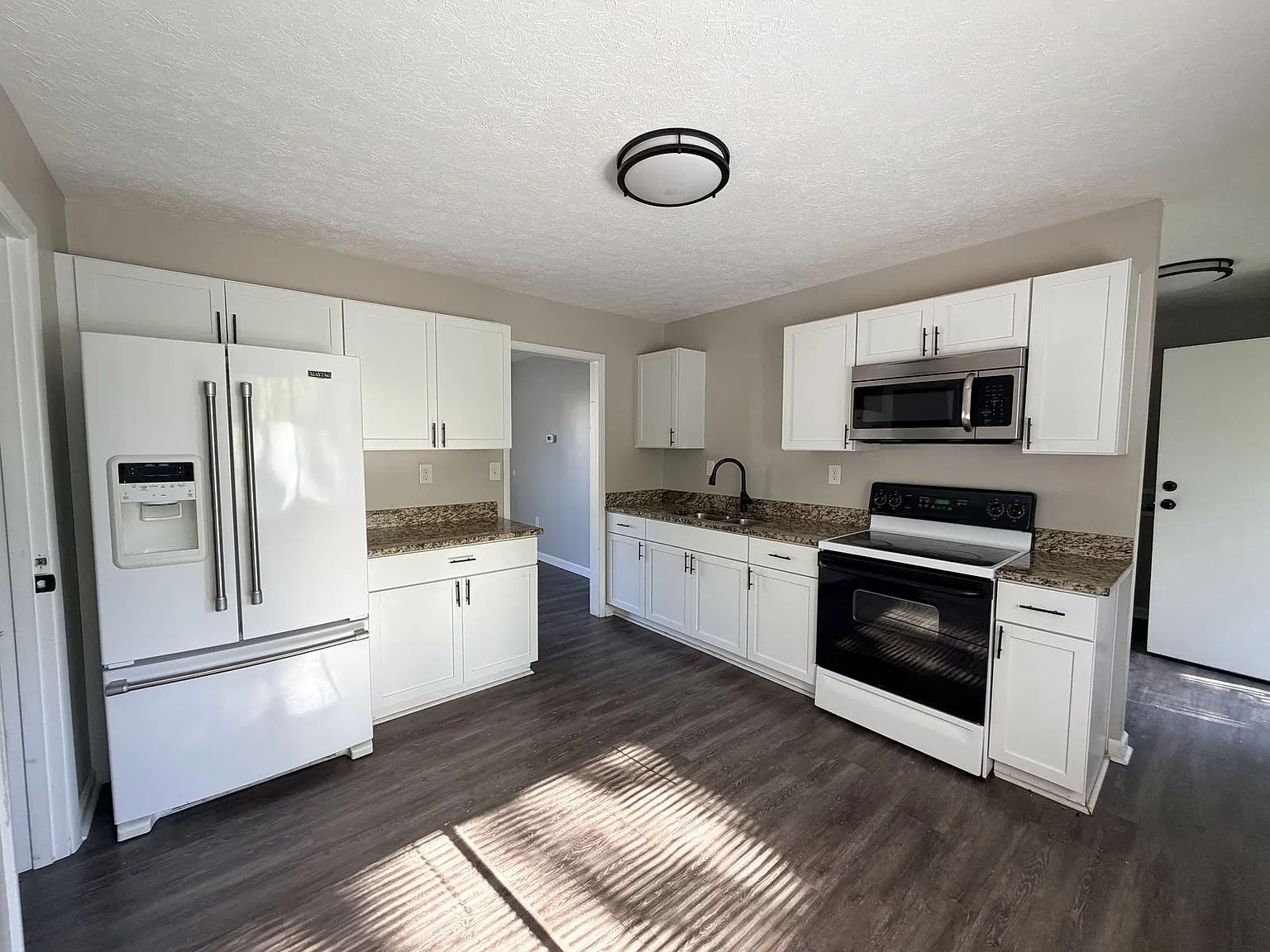 3 bed, 925 sqft, $1,700 — Photo 3