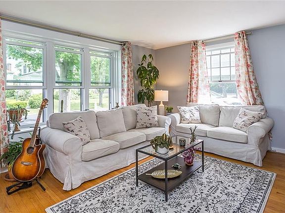 4th image of 8 Byron Ave