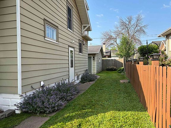 3rd image of 417 N 38th Ave W