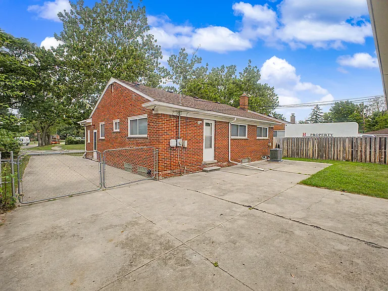 8108 Whitefield St — Photo 28