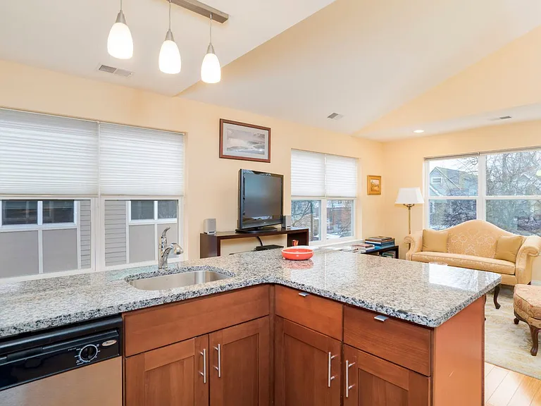 305 W Utica St — Photo 9