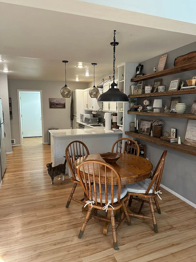 Beautiful 2 bedroom 2 bath well maintained with plenty of natural light townhouse! — Photo 1