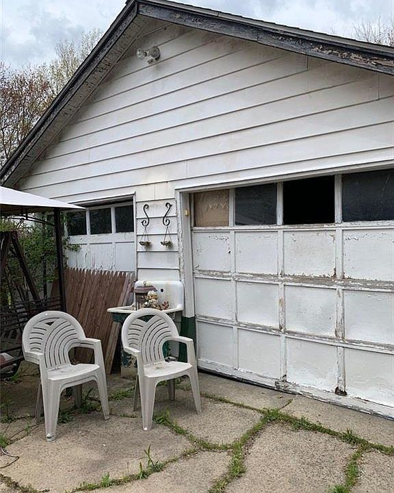 2nd image of 626 E 9th St